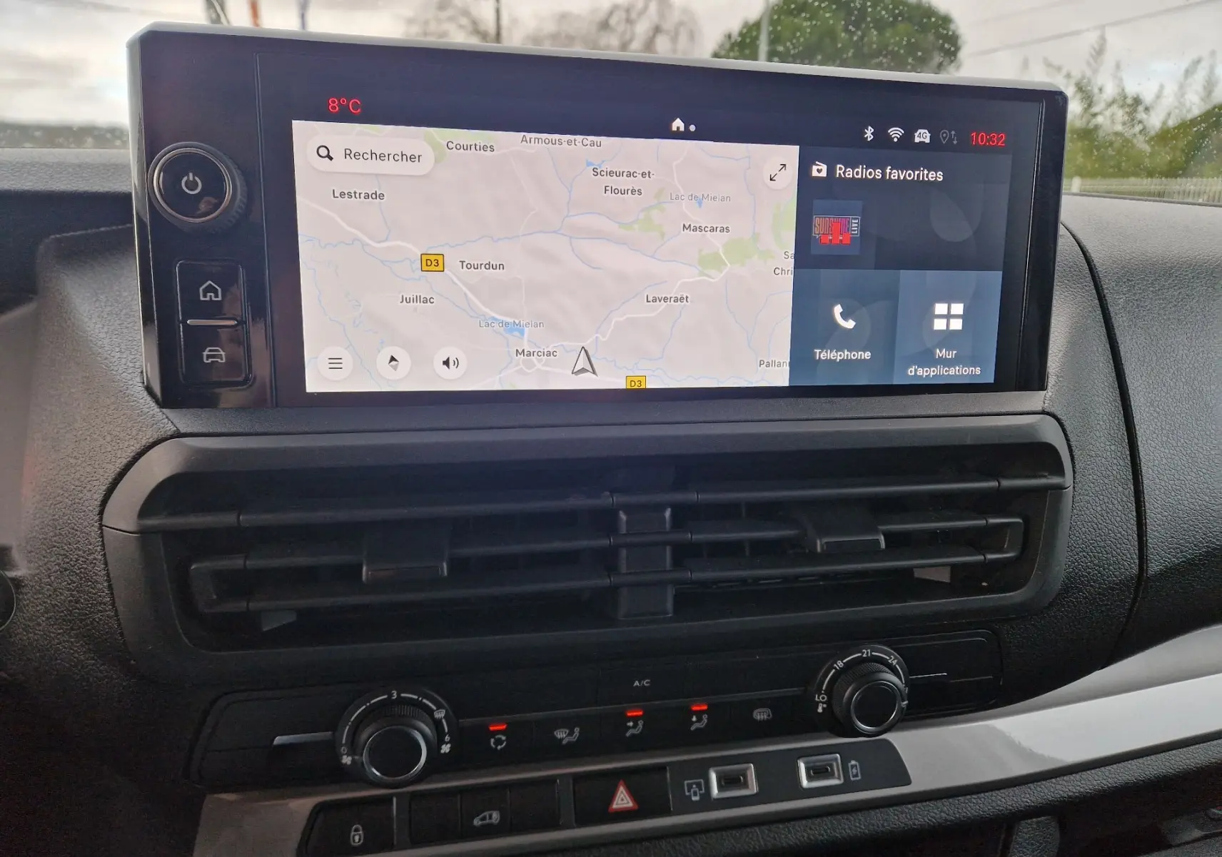 Vue rapprochée de l’écran tactile central du tableau de bord du Fiat Scudo Fourgon 2024, affichant la navigation.