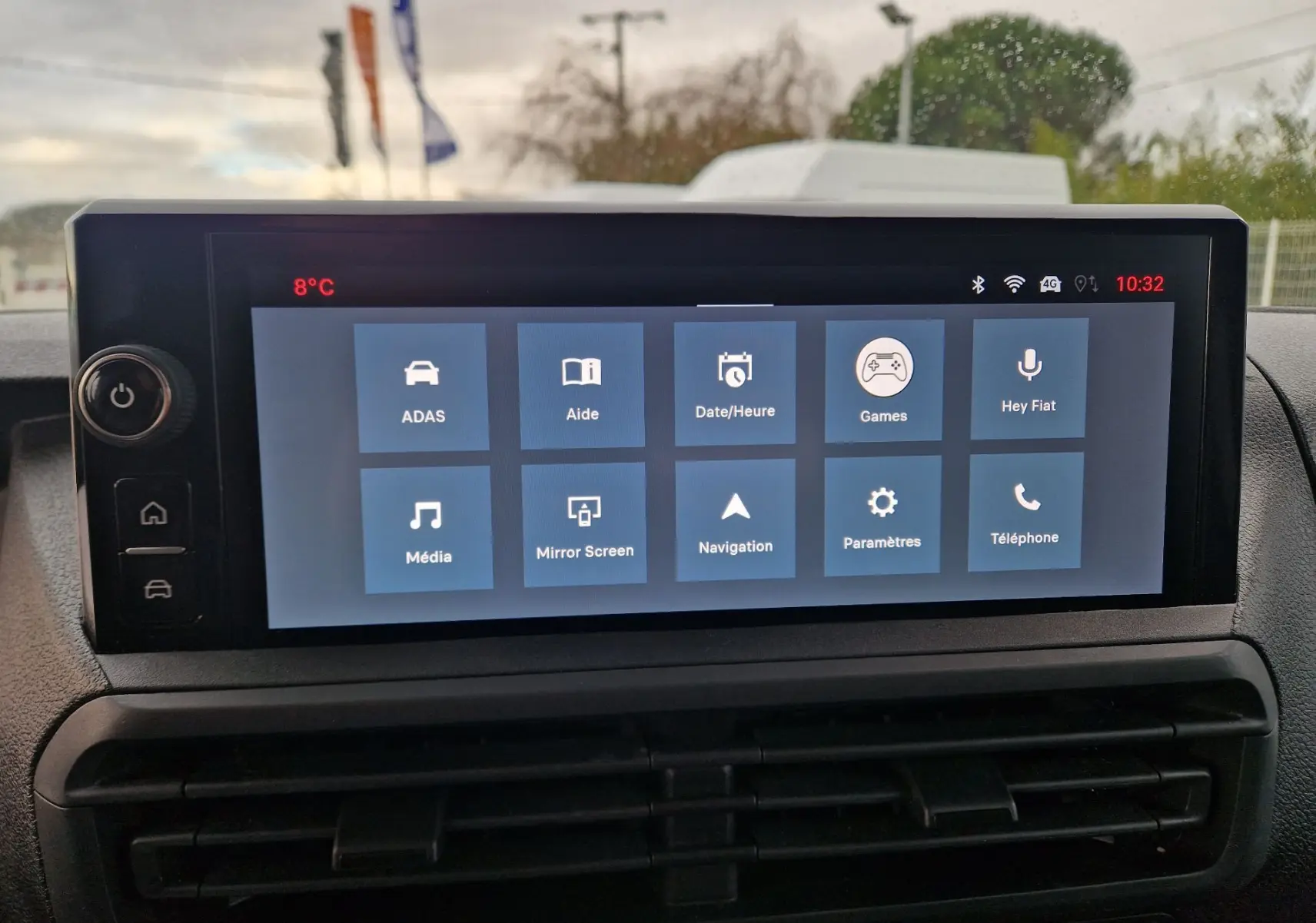 Écran tactile central du tableau de bord du Fiat Scudo Fourgon 2024 affichant les options connectivité et assistance.