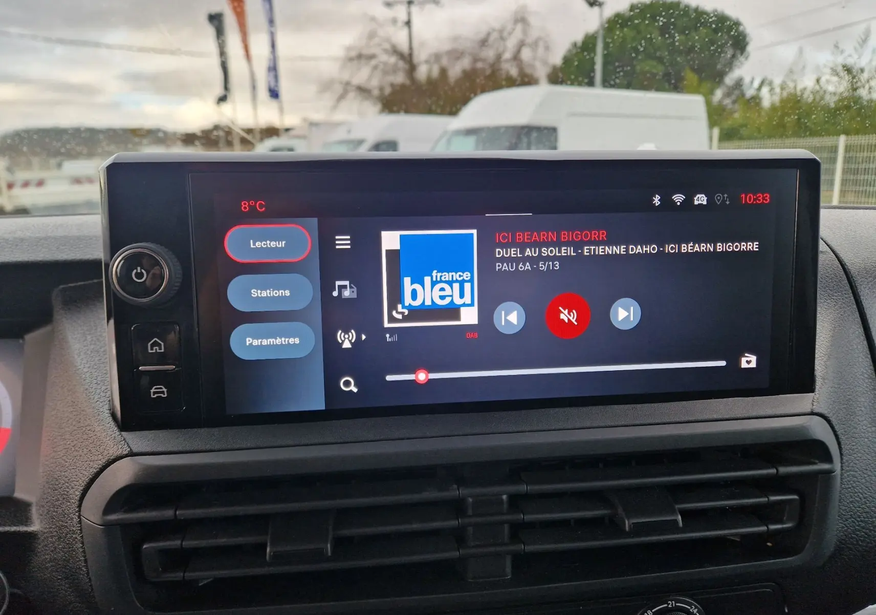 Écran tactile central du tableau de bord du FIAT Scudo Fourgon 2024 affichant une radio numérique France Bleu.