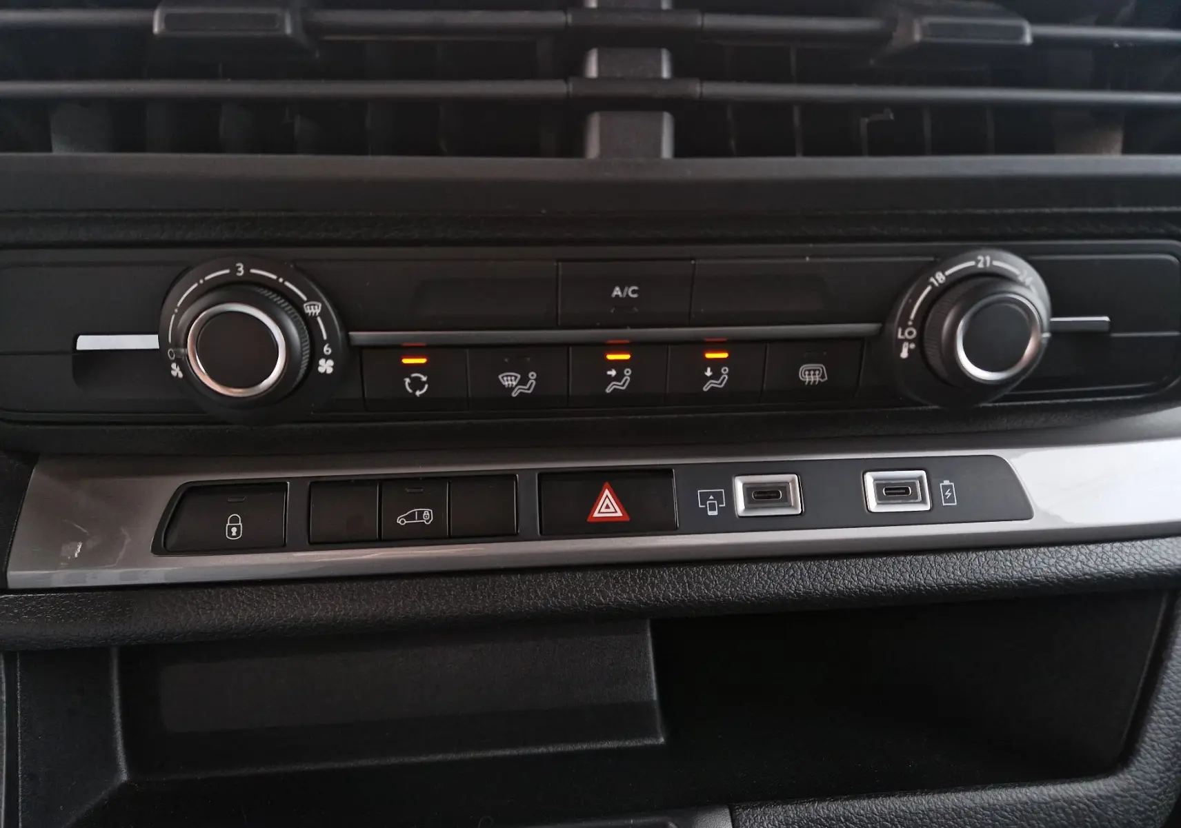 Gros plan sur la console centrale du Fiat Scudo Fourgon blanc 2024, montrant les commandes de climatisation et les ports USB.