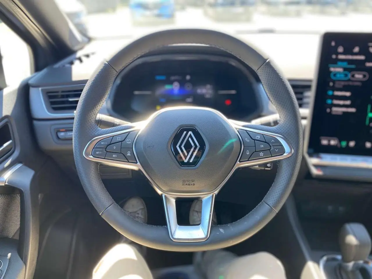 Vue rapprochée du volant cuir noir avec commandes intégrées du Renault Captur 1.6 E-Tech Hybride 2025.