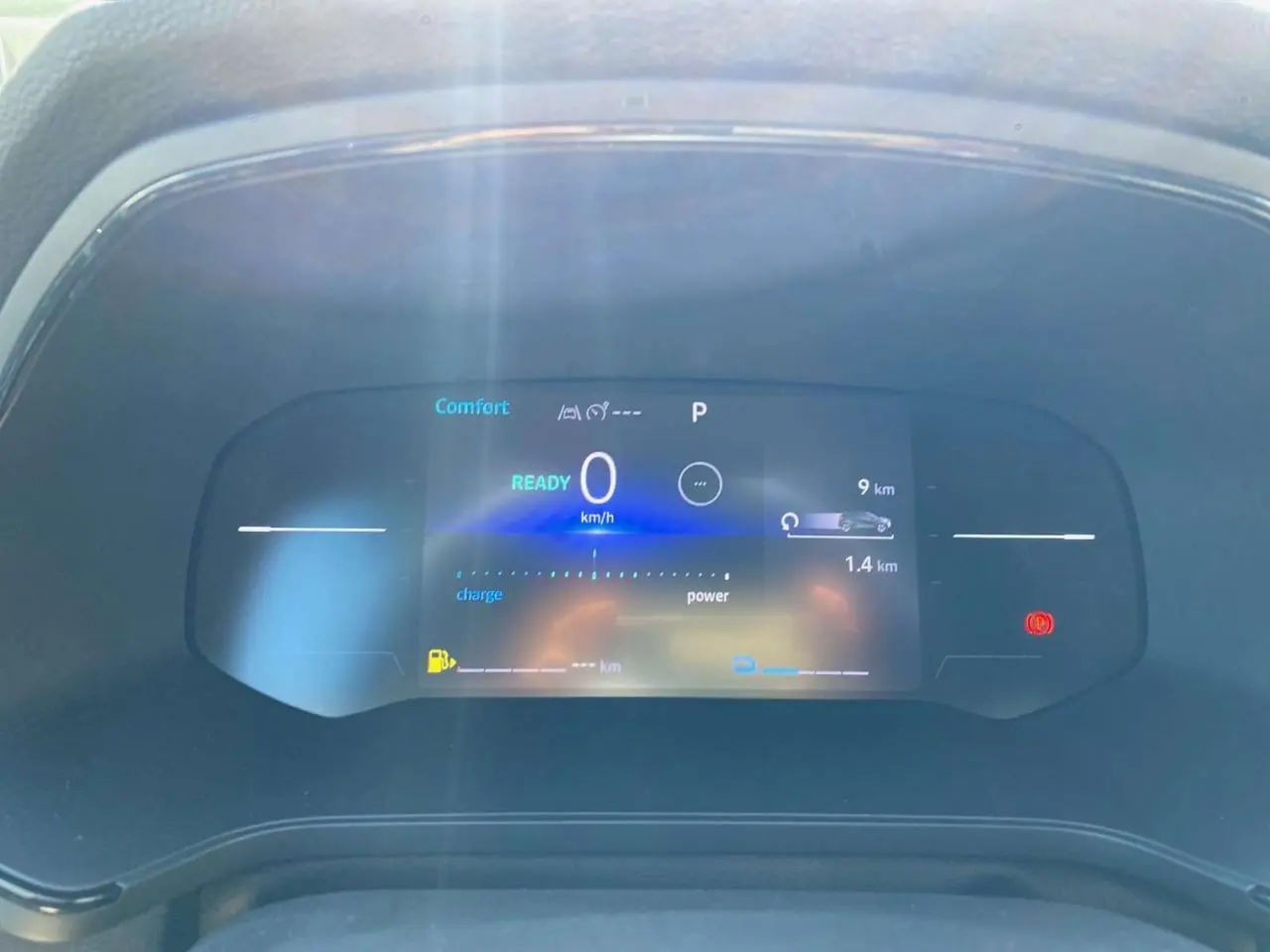 Tableau de bord numérique du Renault Captur 2025 affichant la vitesse à 0 km/h et mode Confort, vue frontale rapprochée.