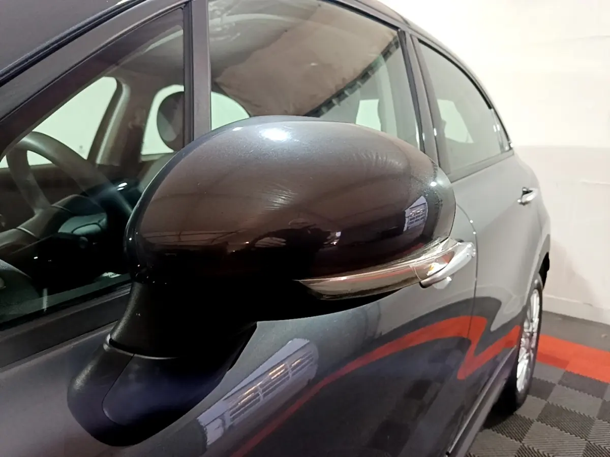 Rétroviseur droit gris foncé de la FIAT 500X 2019, vue rapprochée côté passager avec reflet intérieur visible.