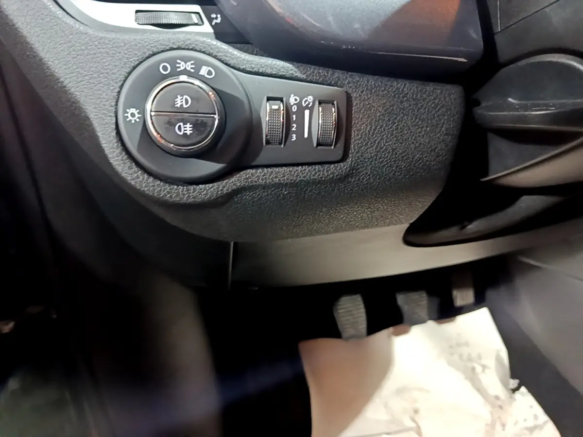 Vue rapprochée des commandes d’éclairage côté gauche du tableau de bord d’un FIAT 500X gris foncé de 2019.