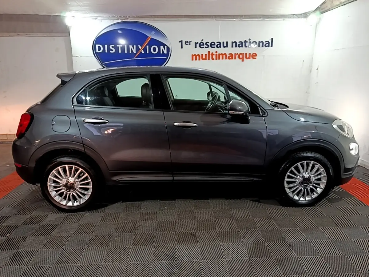 Vue latérale droite d'une FIAT 500X City Cross gris foncé, avec jantes alliage et rétroviseurs chromés.