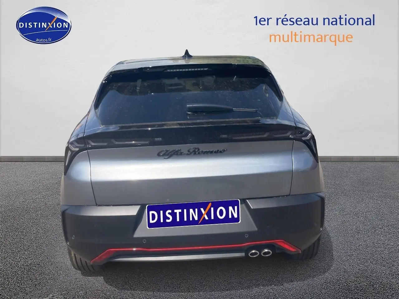 Vue arrière d’une Alfa Romeo Junior 1.2 hybride gris t/noir avec hayon électrique et feux arrière LED.