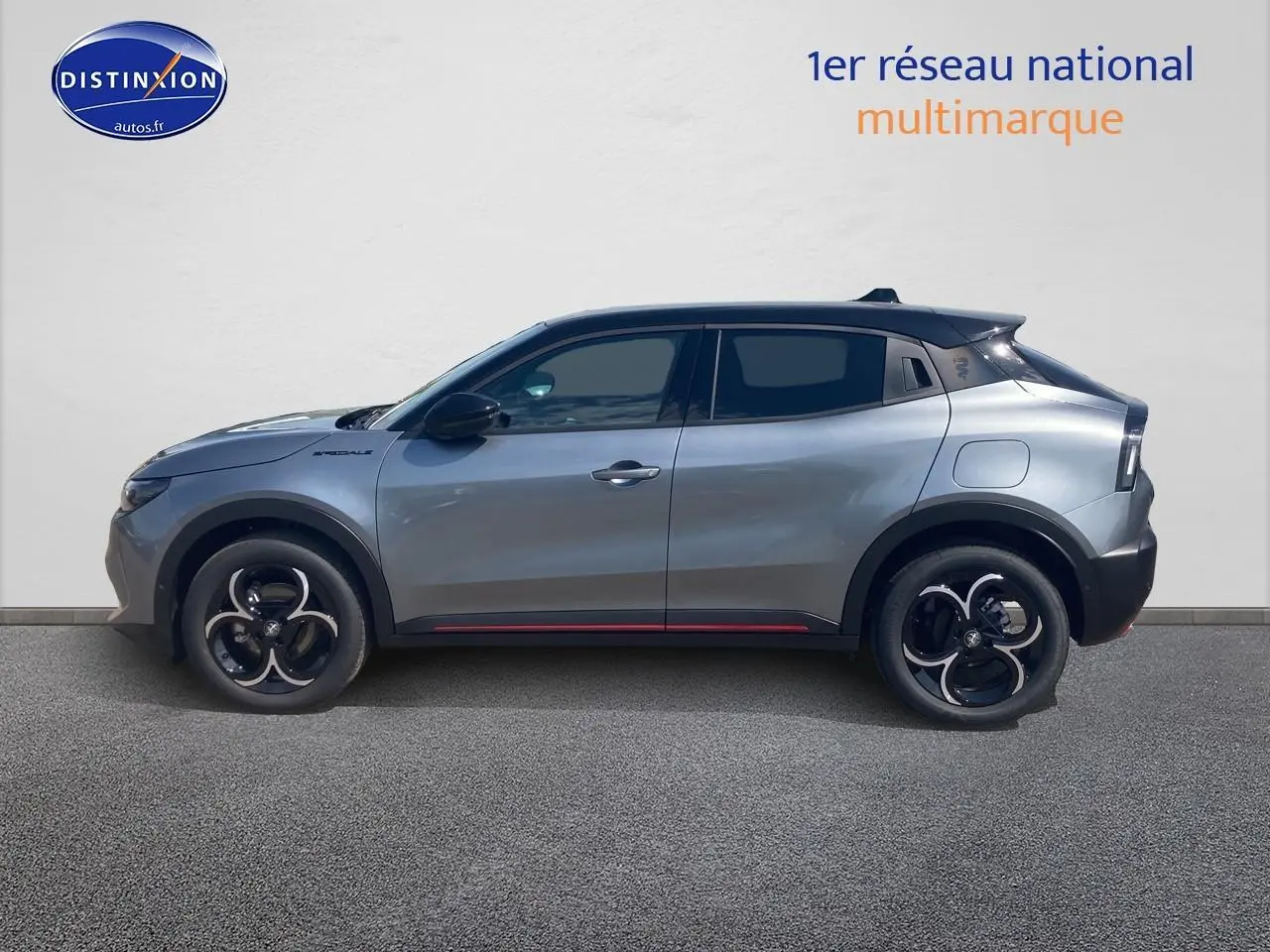Profil droit d'un Alfa Romeo Junior 1.2 hybride gris clair/noir avec jantes alliage et toit noir.