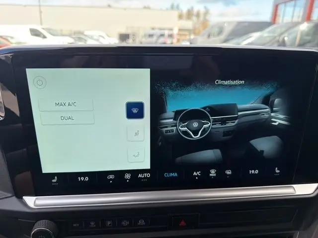 Écran tactile intérieur du Volkswagen Transporter noir 2026 montrant les réglages de climatisation et tableau de bord digital.