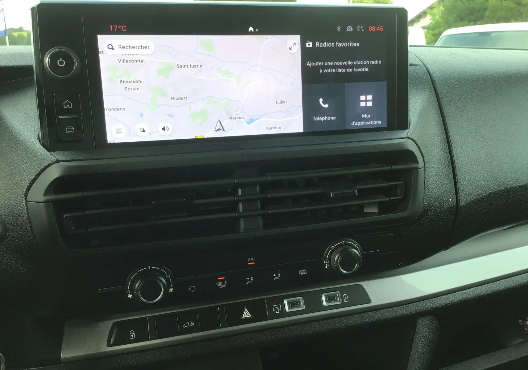 Tableau de bord du FIAT Scudo Fourgon 2024 avec écran tactile affichant une carte, vue intérieure frontale.
