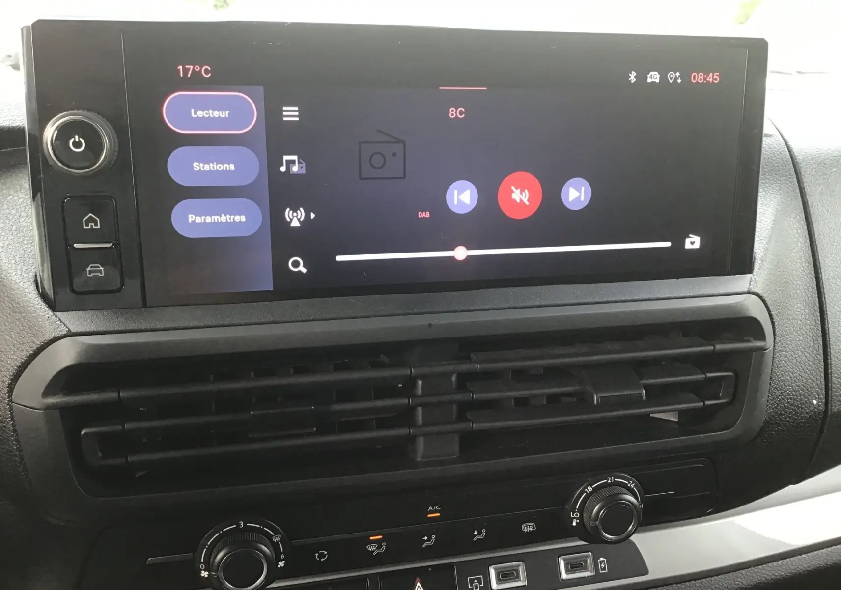 Vue rapprochée de l'écran tactile central et des commandes de climatisation du Fiat Scudo Fourgon blanc 2024.