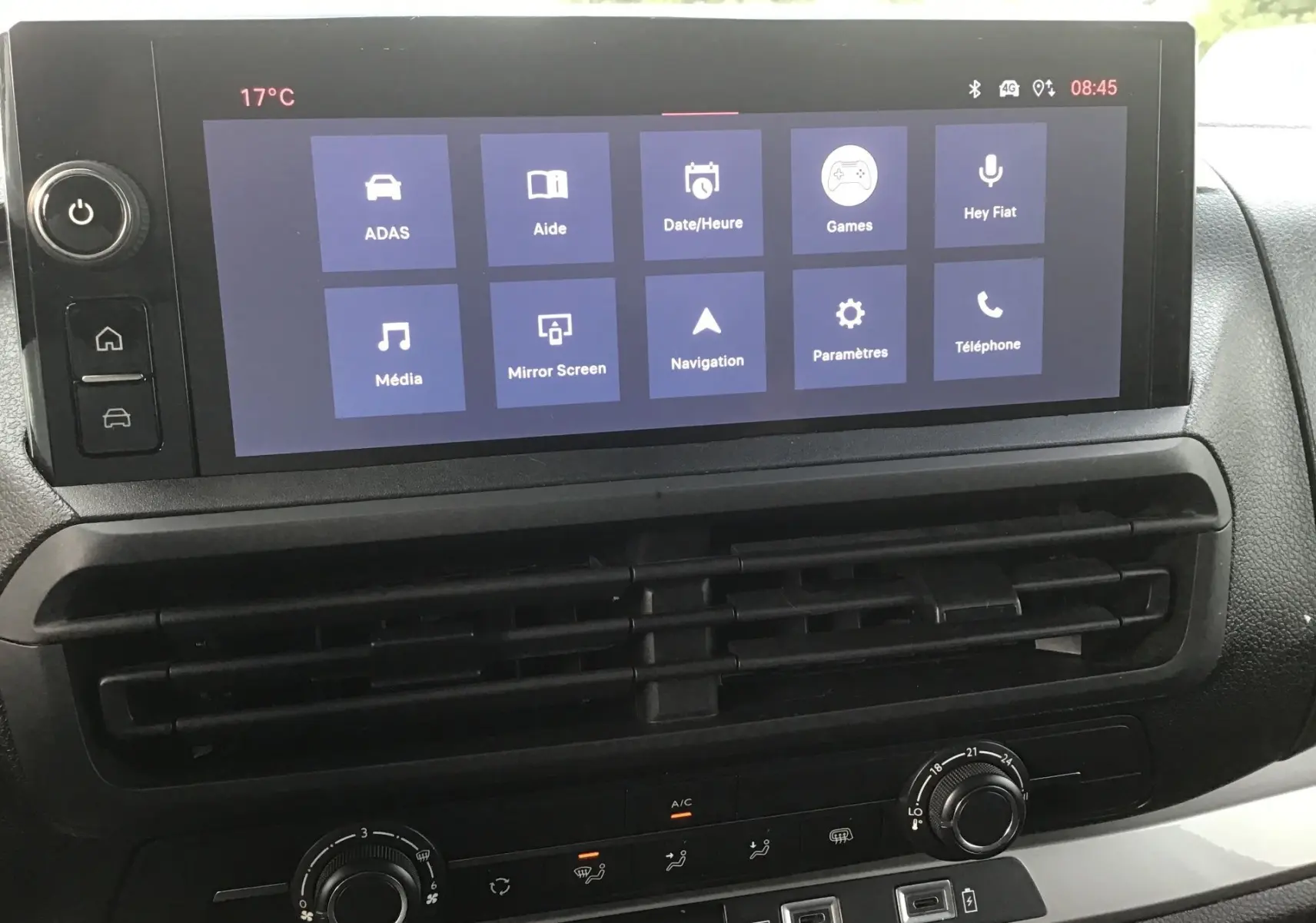 Écran tactile central du tableau de bord du Fiat Scudo Fourgon 2024 avec menu connecté et commandes climatisation visibles.