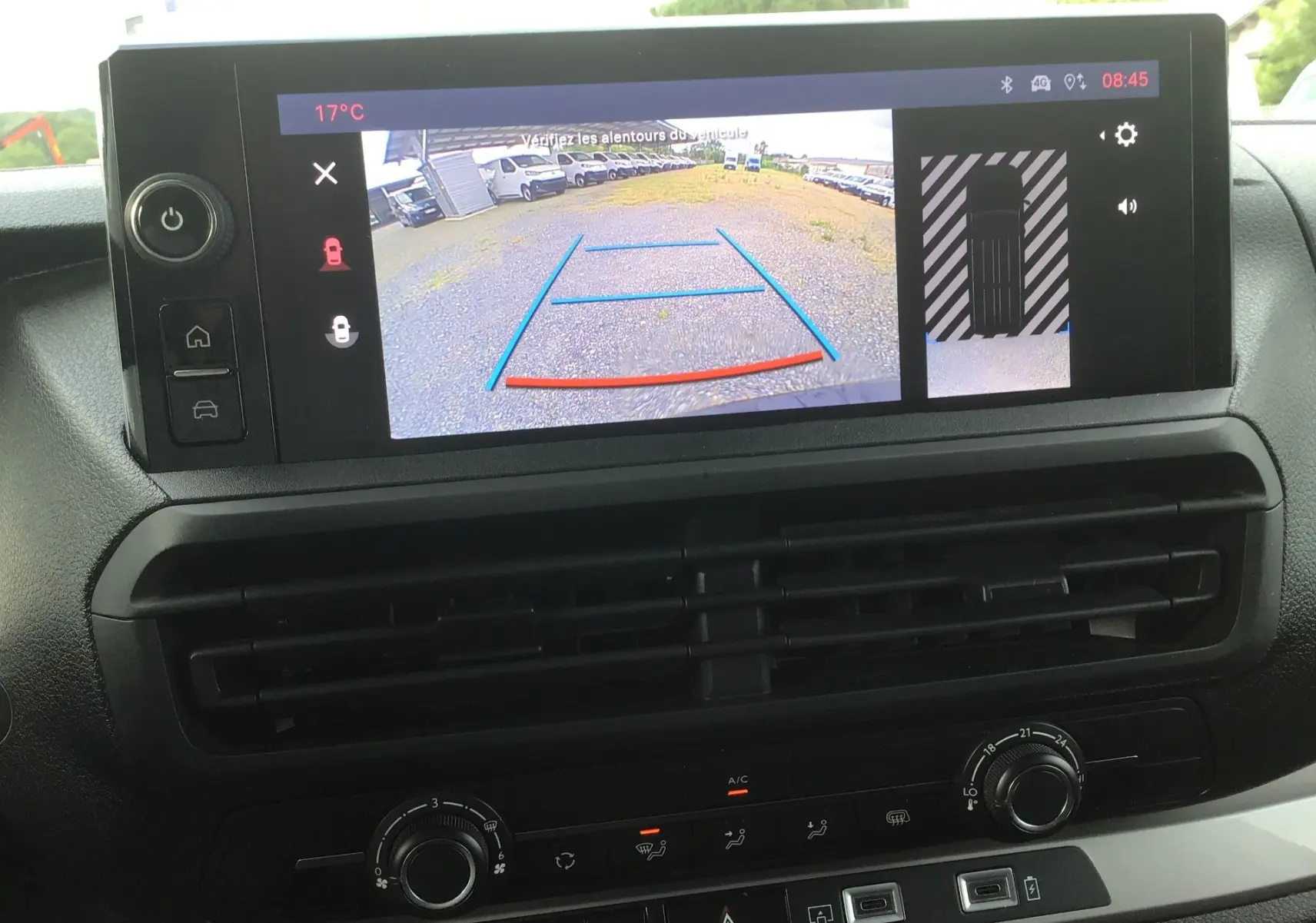 Écran central du Fiat Scudo Fourgon blanc 2024 montrant la caméra de recul avec guidage et vue 360 intérieure.
