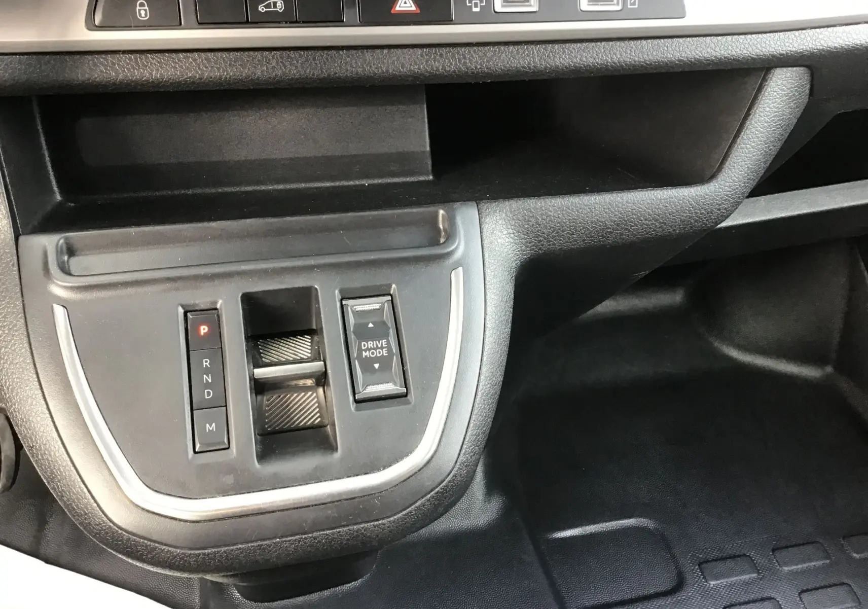 Gros plan sur la console centrale du FIAT Scudo Fourgon blanc 2024, avec commandes de boîte auto et mode de conduite.