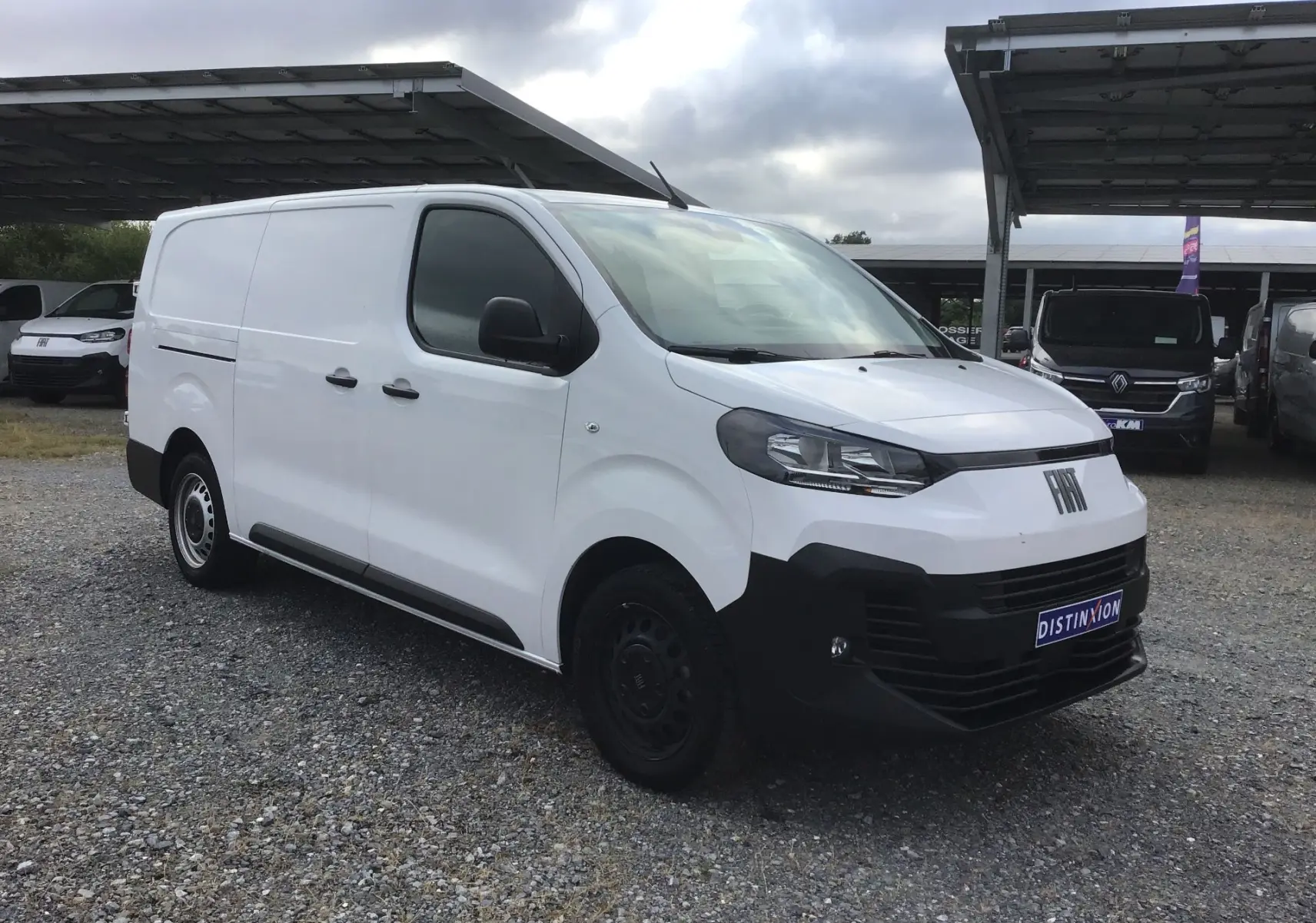 Fourgon blanc FIAT Scudo XL 2024 en 3/4 avant droit, avec pare-chocs noirs et plaque de protection sous le châssis.