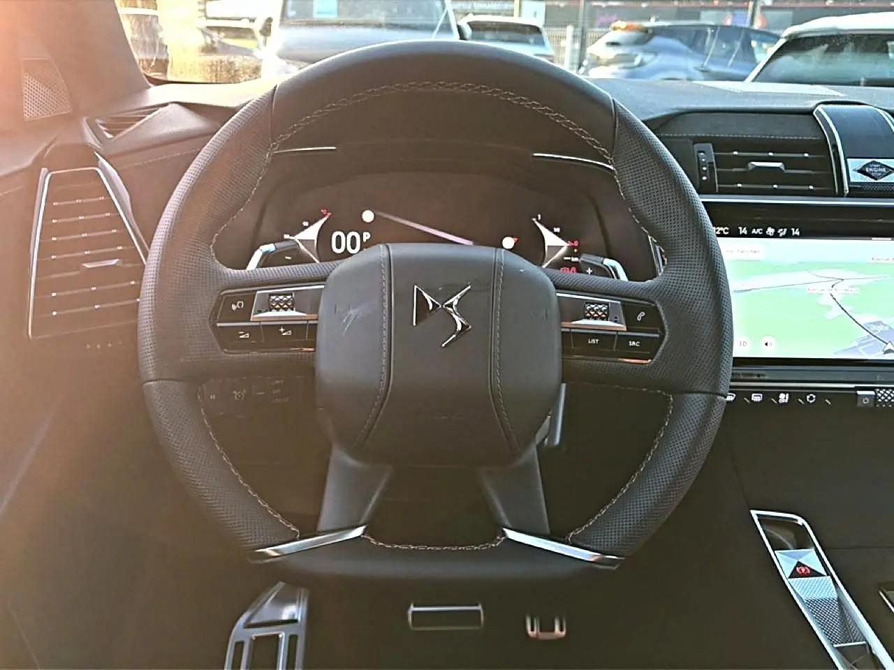 Vue rapprochée du volant noir en cuir du DS7 1.5 BlueHDi 130 avec tableau de bord digital et écran tactile GPS.