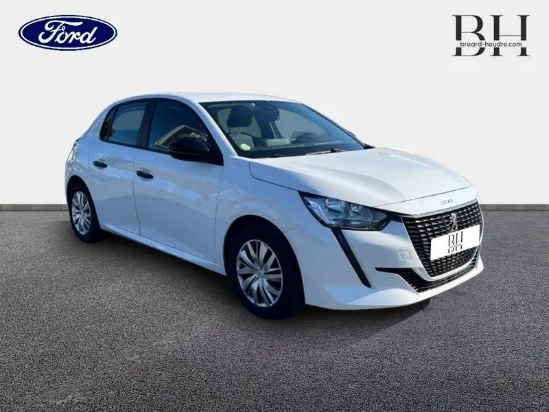 Peugeot 208 Affaire blanc banquise vue 3/4 avant droit avec calandre noire et phares halogènes modernes.