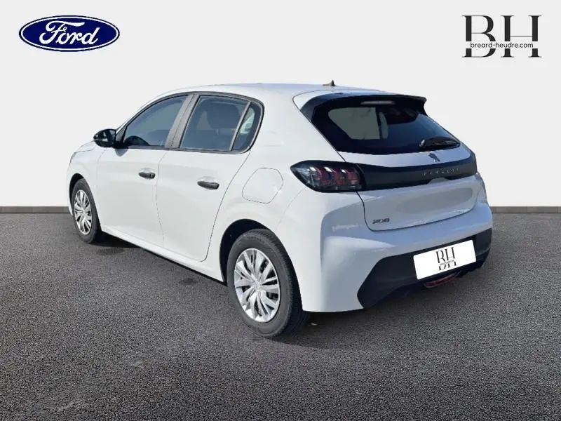 Vue 3/4 arrière droite d'une Peugeot 208 Affaire 1.5 BlueHDi 100 Premium blanc banquise avec vitres teintées et enjoliveurs.