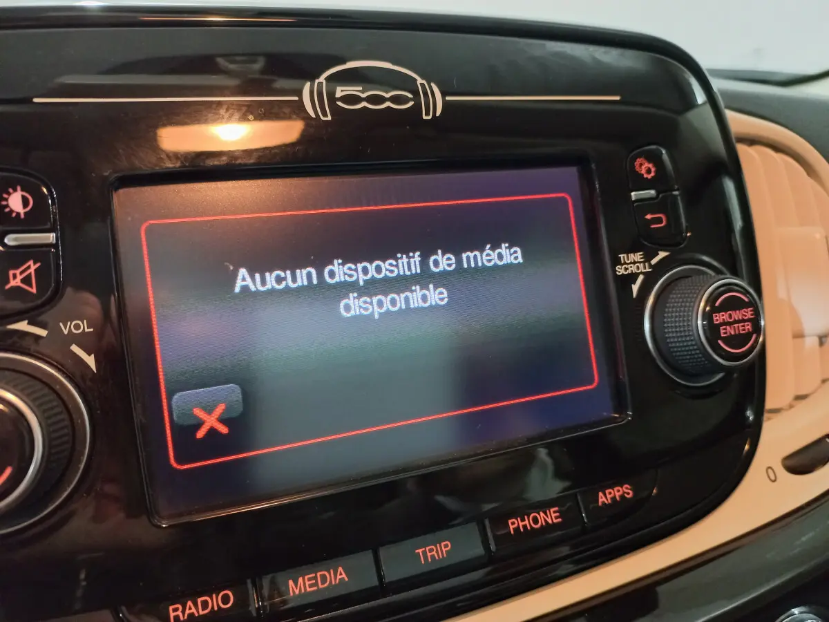 Vue rapprochée de l’écran tactile central noir du tableau de bord d’une Fiat 500 Lounge 2018 affichant un message d’absence de média.