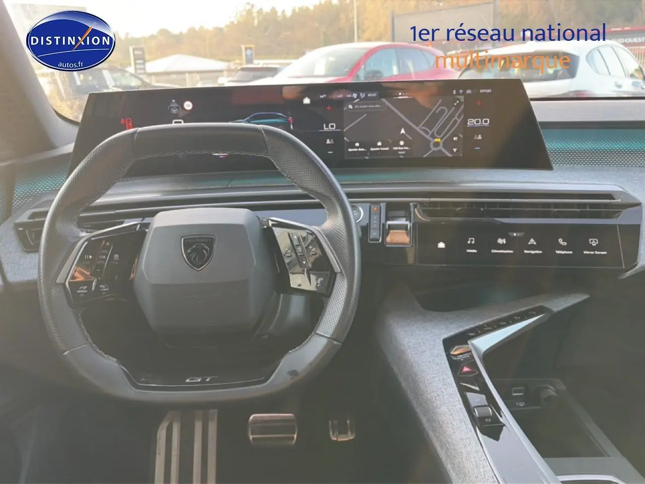 Vue intérieure du tableau de bord du Peugeot 3008 gris 2025, avec volant multifonction et écran tactile large.