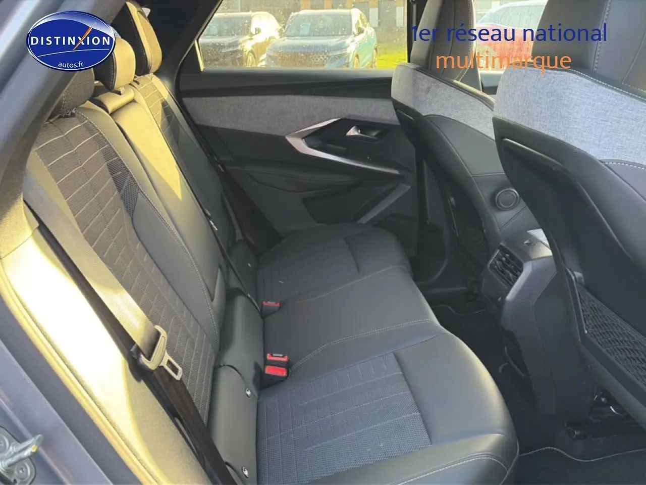 Vue intérieure arrière droite du Peugeot 3008 gris 2025, sièges en cuir et tissu avec accoudoir central.