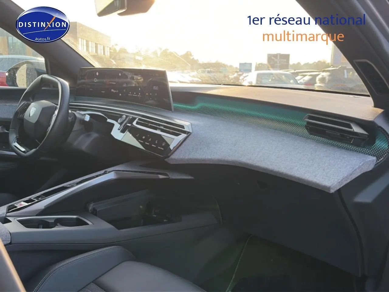 Vue intérieure côté passager du tableau de bord gris et noir du Peugeot 3008 1.2 hybrid 145 GT 2025 avec écran tactile.