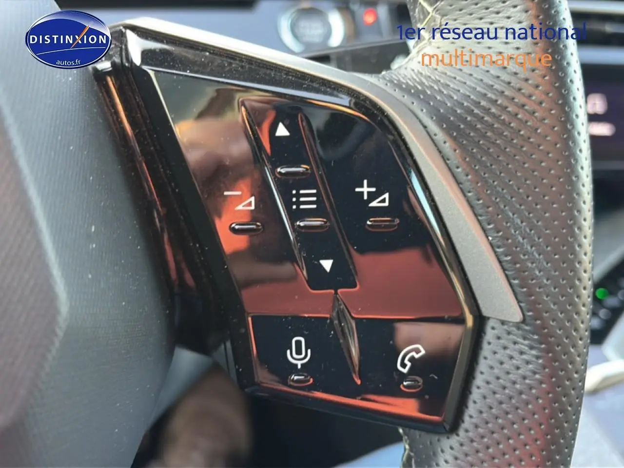 Gros plan sur les commandes vocales et audio du volant cuir perforé côté gauche du Peugeot 3008 gris 2025.