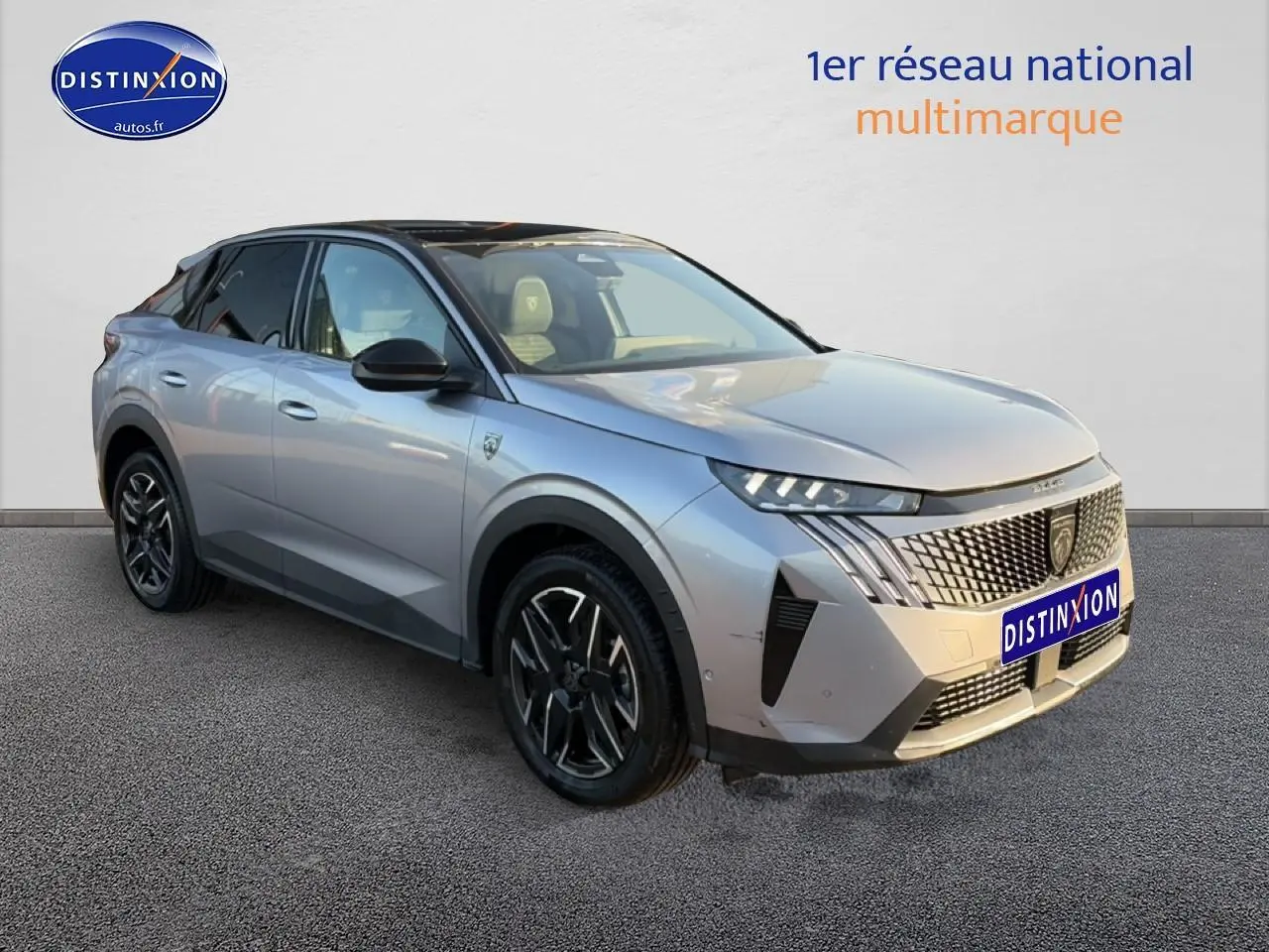 Peugeot 3008 gris vue 3/4 avant droit, avec calandre distinctive et jantes alliage noires.