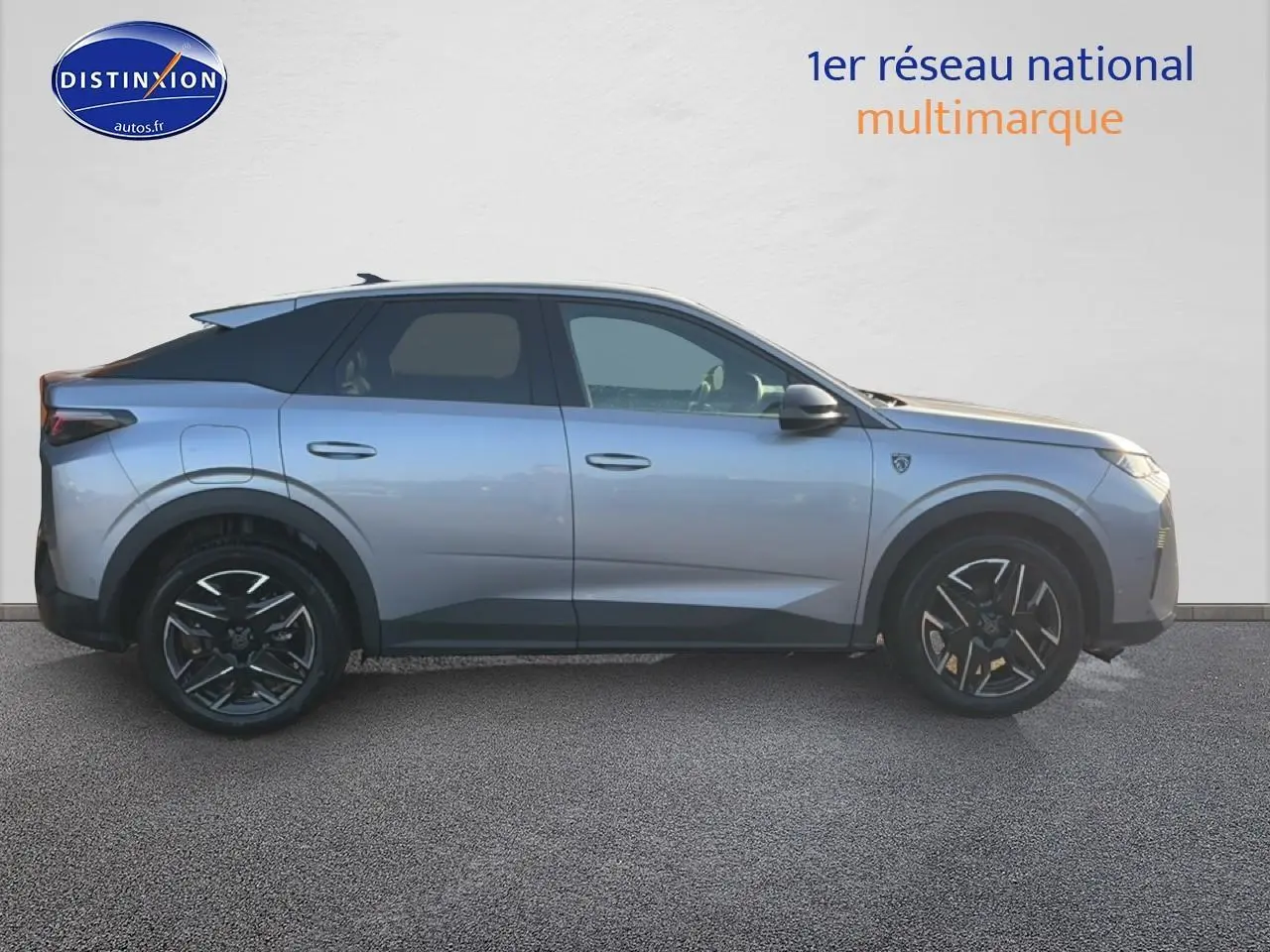 Peugeot 3008 gris en profil droit, soulignant ses jantes alu noires et lignes modernes.