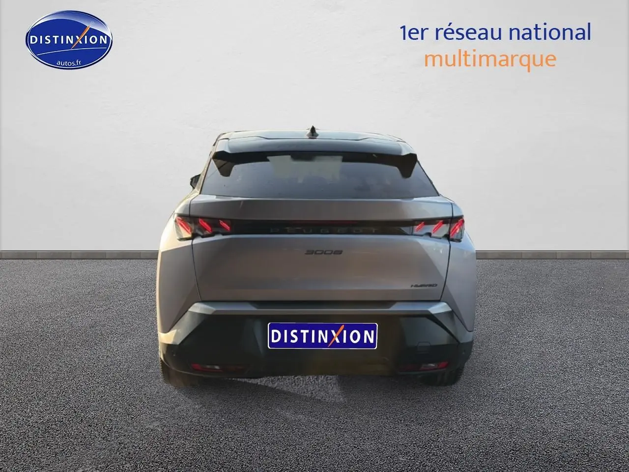 Vue arrière d’un Peugeot 3008 gris 2025 avec feux arrière LED et becquet noir distinctif.