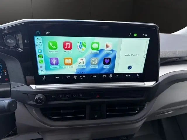 Vue rapprochée de l’écran tactile central du Volkswagen Transporter gris foncé 2026 avec affichage Apple CarPlay.