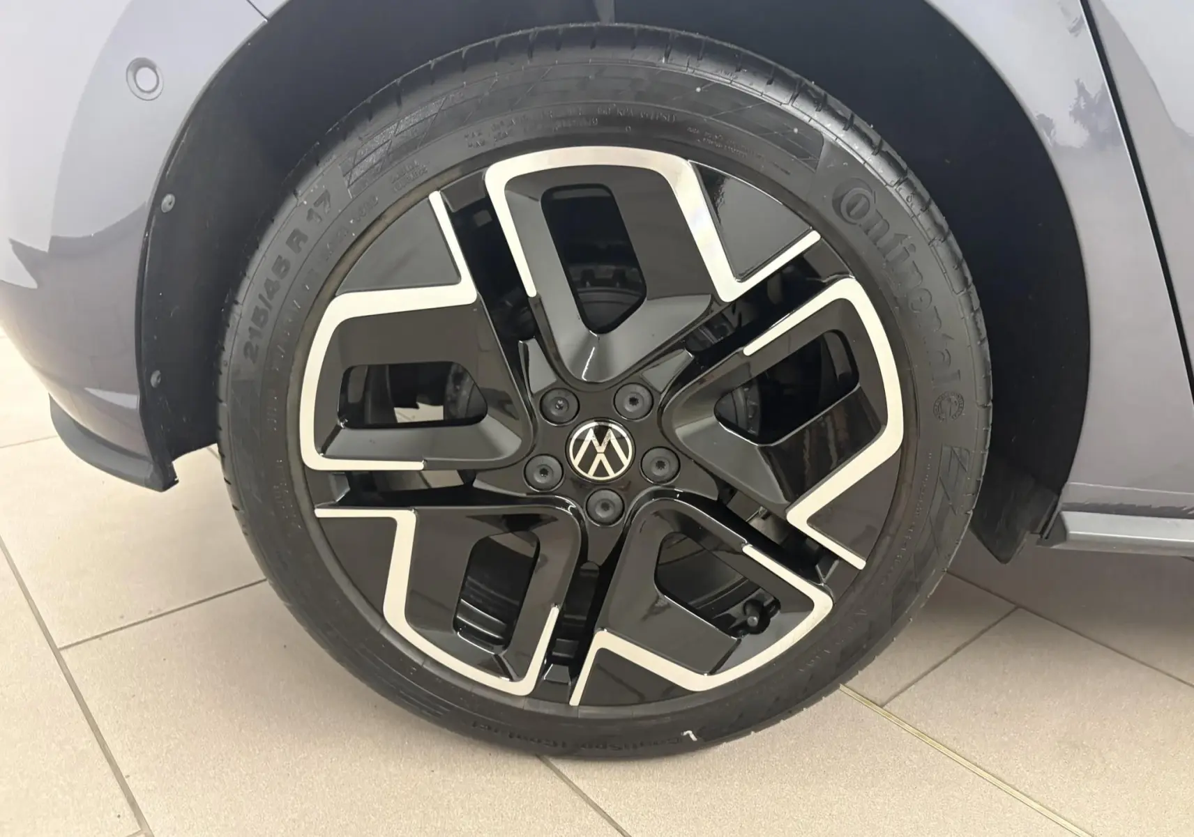 Gros plan sur la jante noire et argentée de la Volkswagen Polo gris cendré, version R-Line, avec pneu Continental.