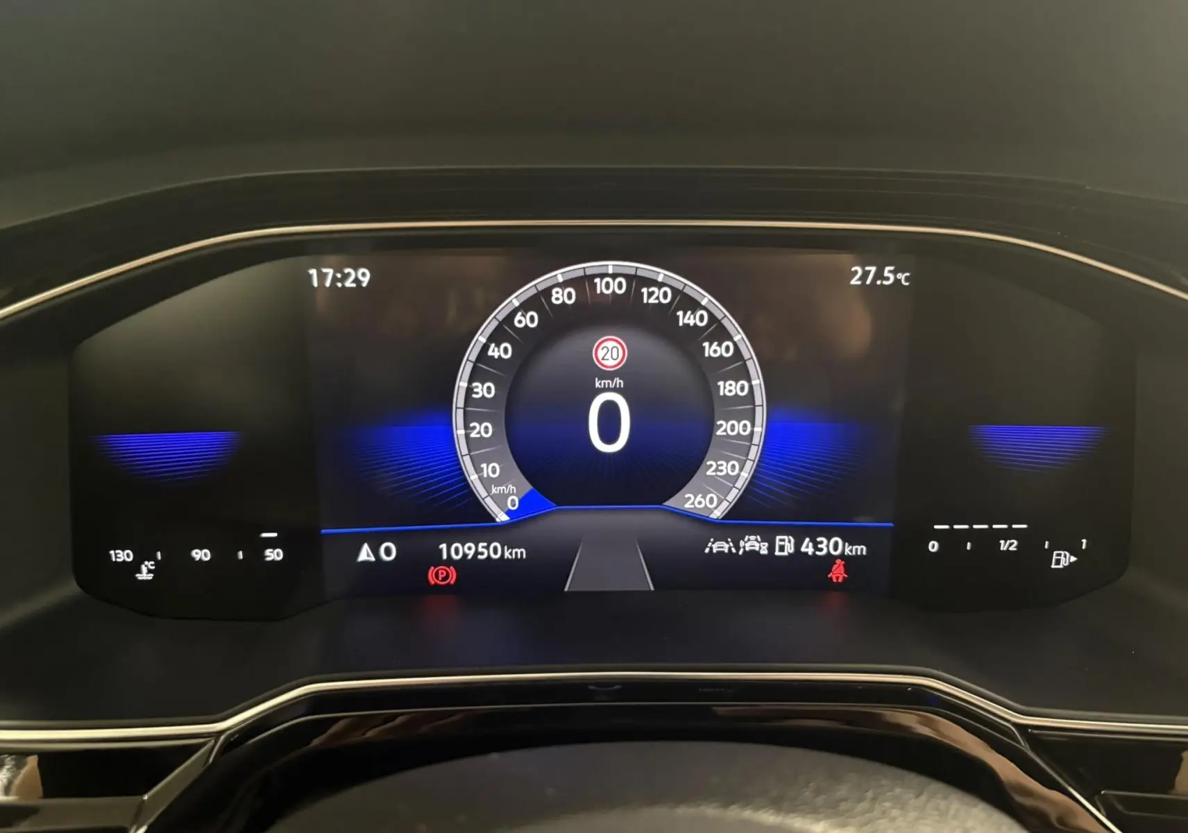 Affichage numérique du tableau de bord de la Volkswagen Polo 2025, vitesse à 0 km/h, température 27,5°C.
