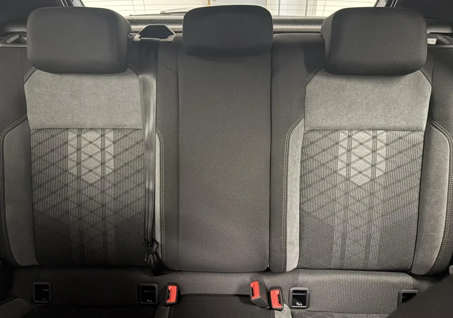Vue intérieure arrière des sièges arrière gris foncé et clair avec motifs géométriques du Volkswagen Polo 2025 R-Line.