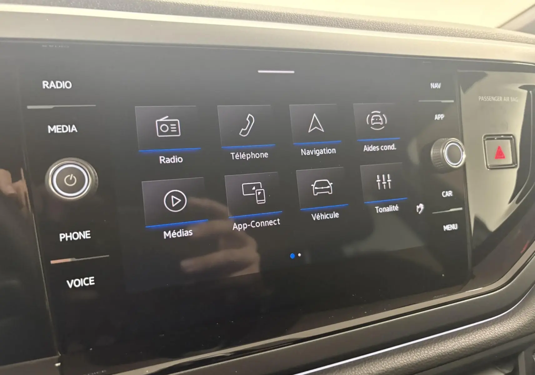 Écran tactile central de la Volkswagen Polo 1.0 TSI R-Line 2025, affichant le menu multimédia et navigation.