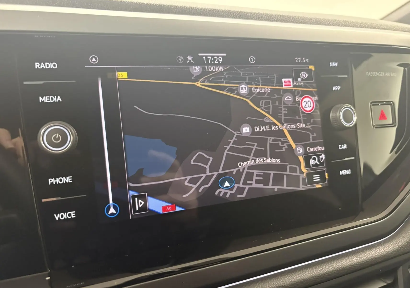Écran tactile central de navigation de la Volkswagen Polo 2025, affichant une carte avec options multimédia et climatisation.