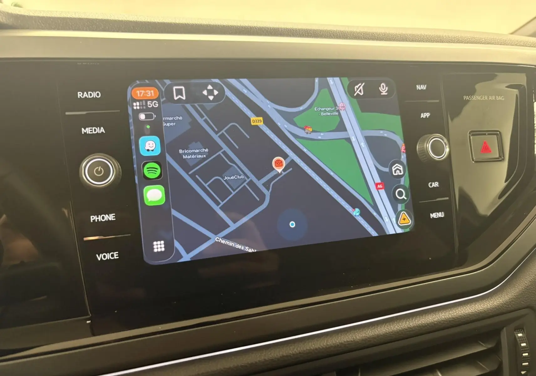 Écran tactile central du tableau de bord d'une Volkswagen Polo 2025, affichant la navigation GPS.