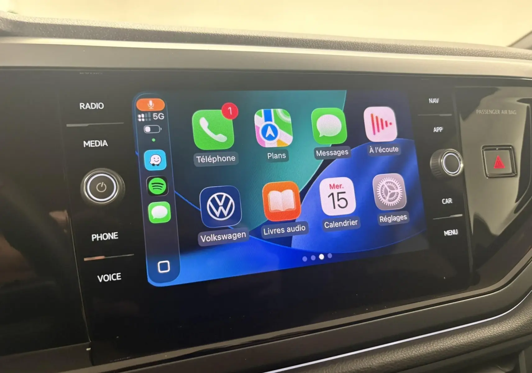 Écran tactile central du tableau de bord de la Volkswagen Polo 2025 affichant les applications connectées.