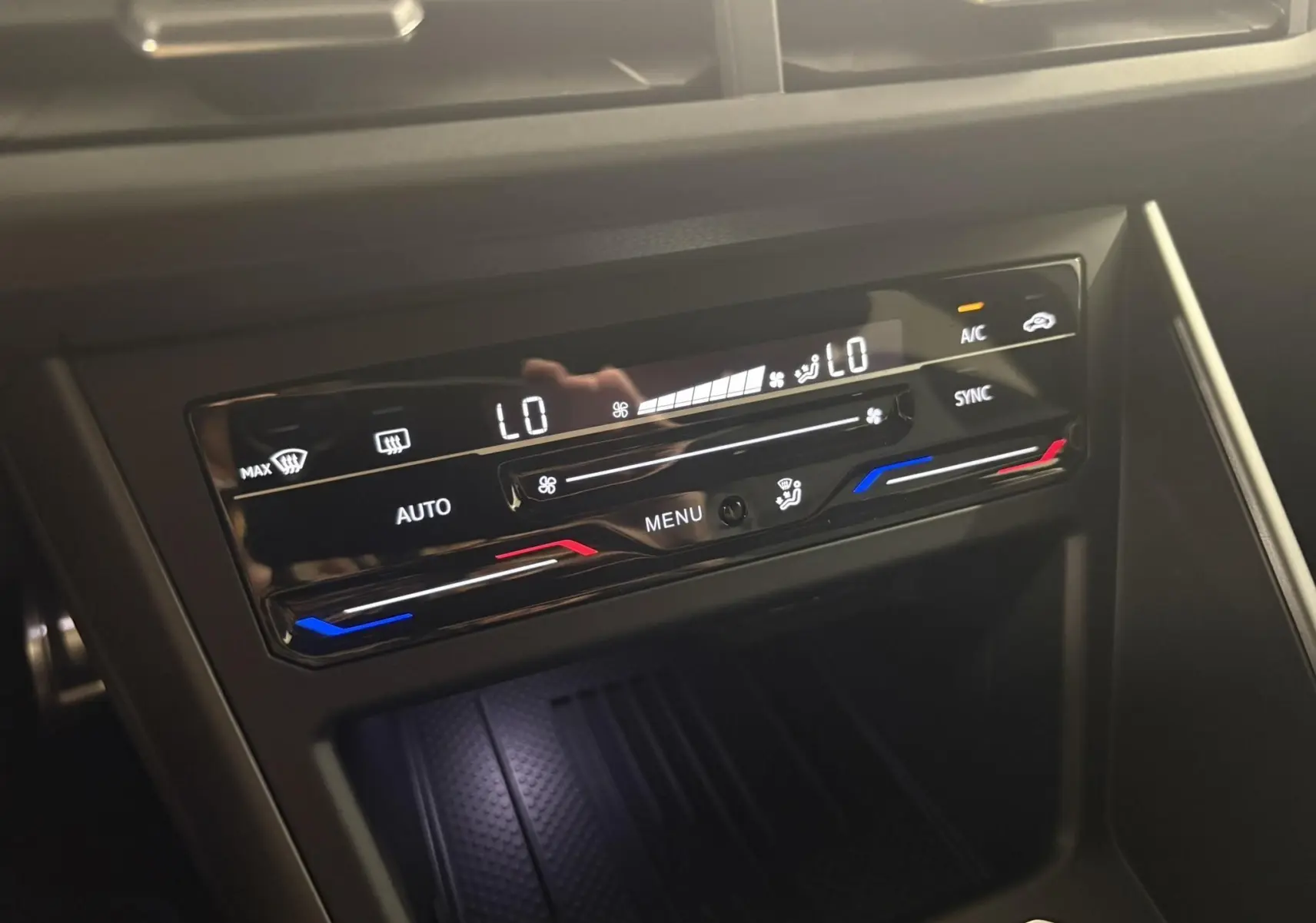 Gros plan sur la commande de climatisation digitale du Volkswagen Polo 2025, avec affichage lumineux et réglages tactiles.