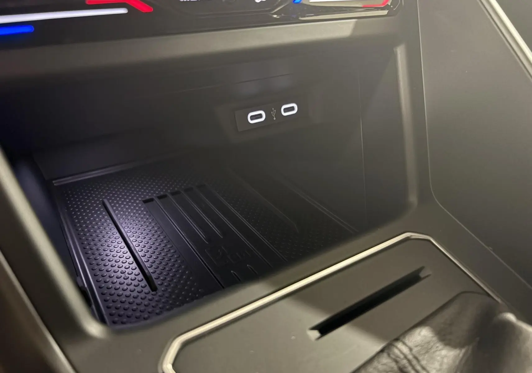 Gros plan sur la console centrale de la Volkswagen Polo 2025, montrant les ports USB-C et un espace de rangement noir.