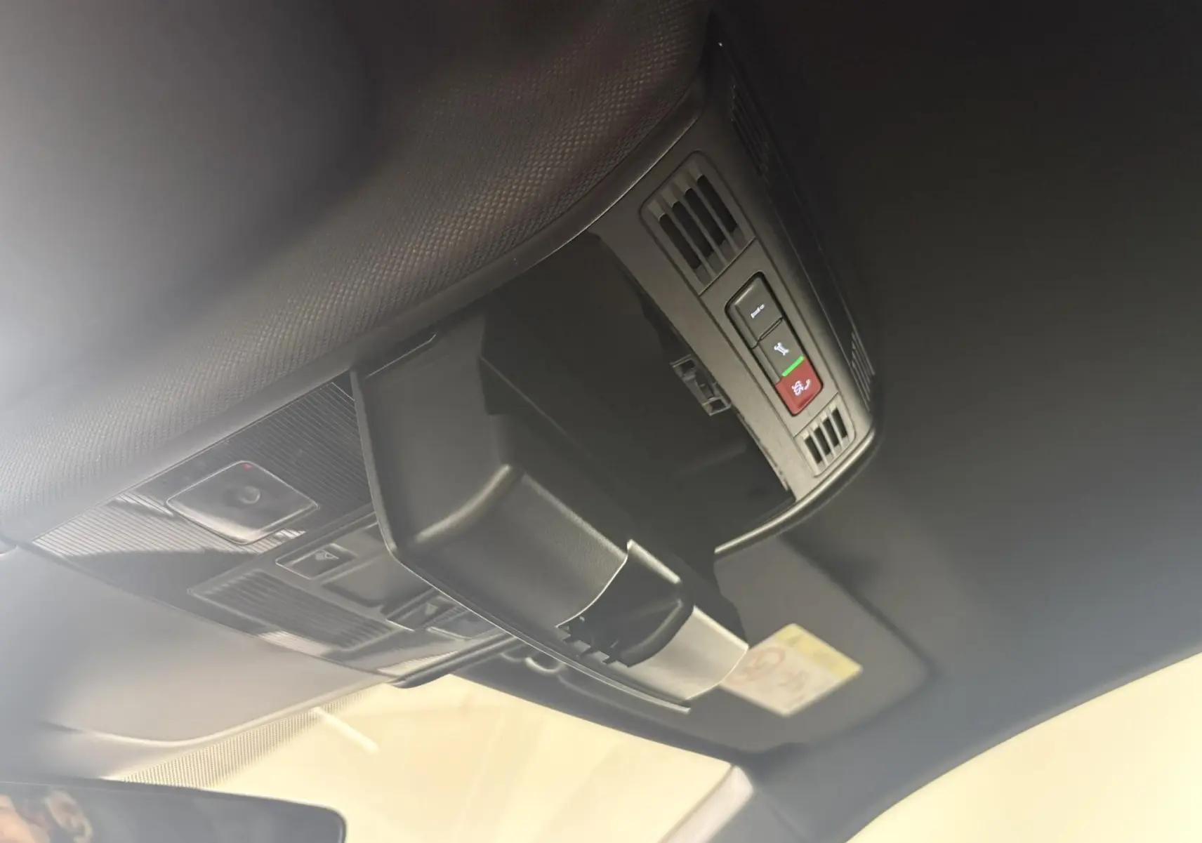 Vue intérieure du plafonnier noir de la Volkswagen Polo 2025 avec commandes d'urgence et rangement lunettes.