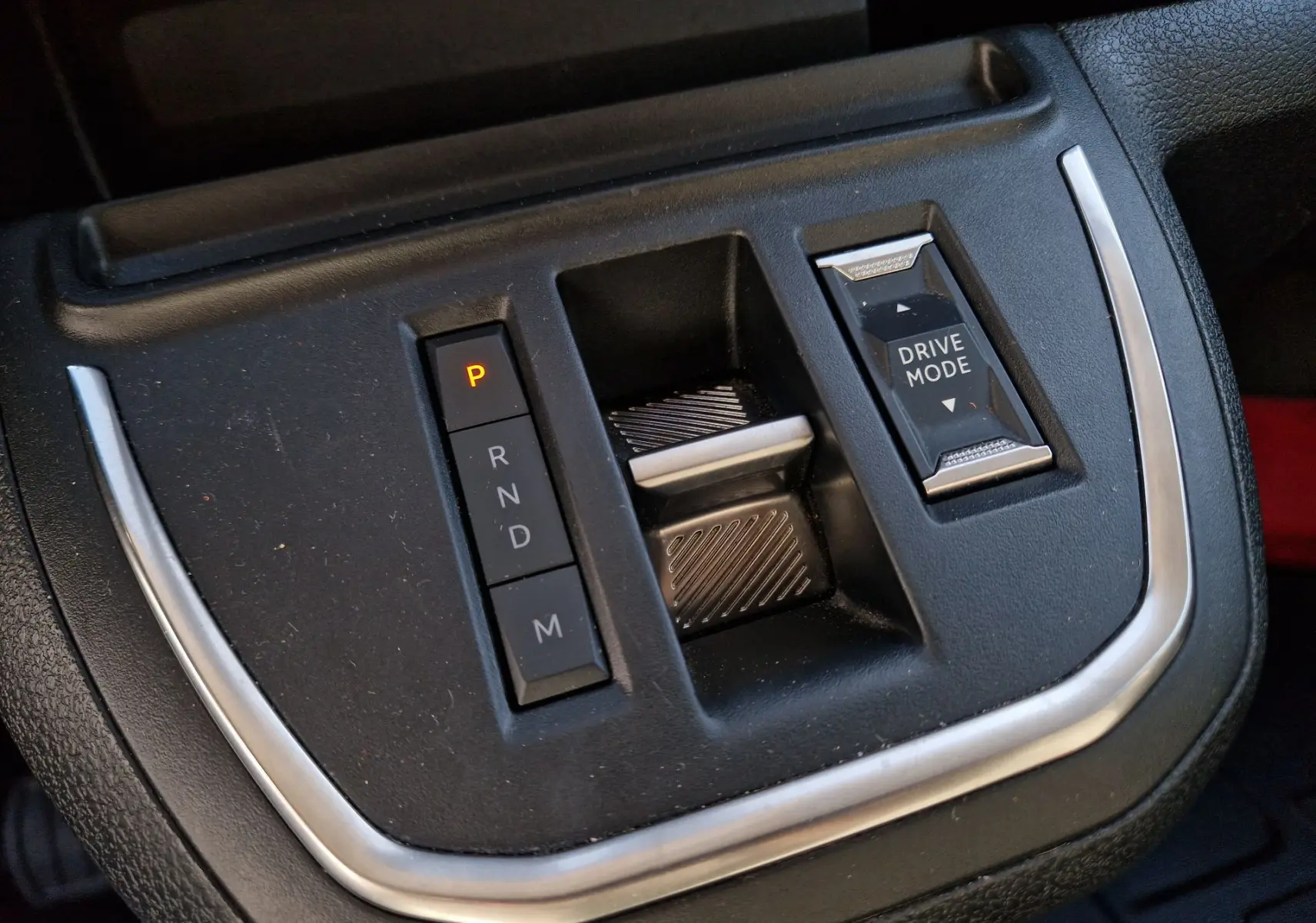 Gros plan sur la commande de boîte automatique noire avec sélecteur et bouton Drive Mode dans un Fiat Scudo Fourgon 2024.