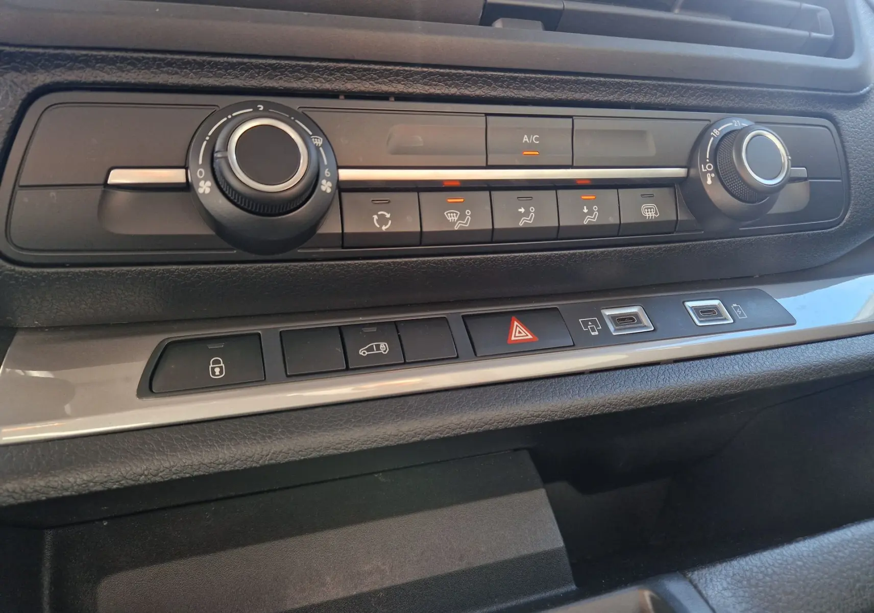 Détail de la console centrale du FIAT Scudo Fourgon 2024 avec commandes de climatisation et boutons fonctionnels.