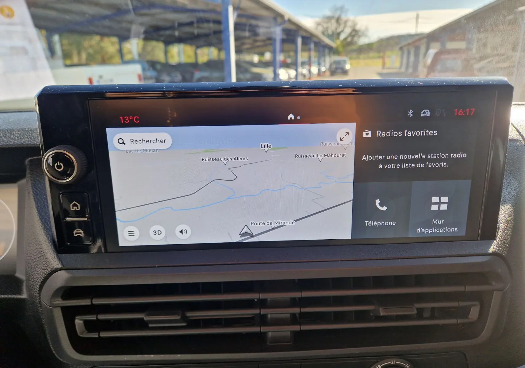Écran tactile central du tableau de bord du Fiat Scudo Fourgon 2024, affichant la navigation et les options multimédia.