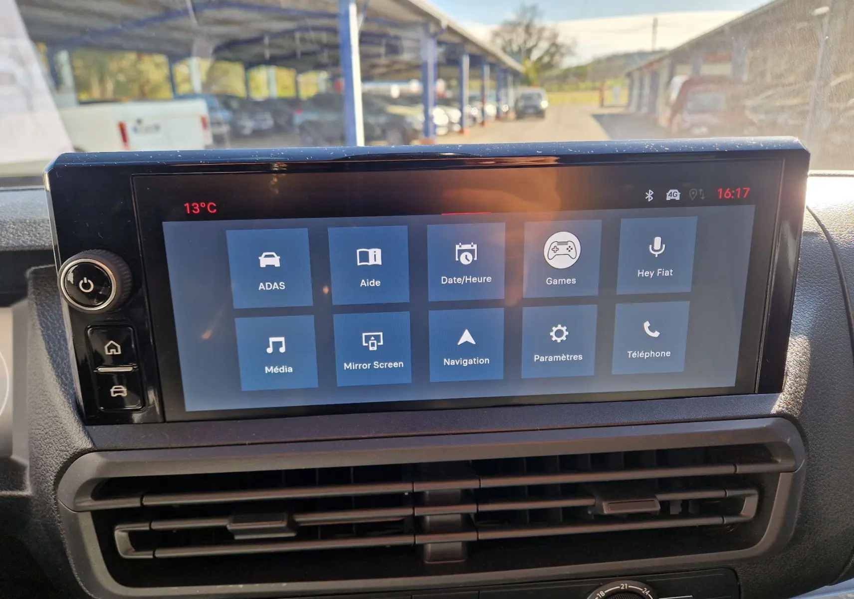 Écran tactile central du FIAT Scudo Fourgon 2024 affichant les options connectivité et navigation, intérieur PVC visible.