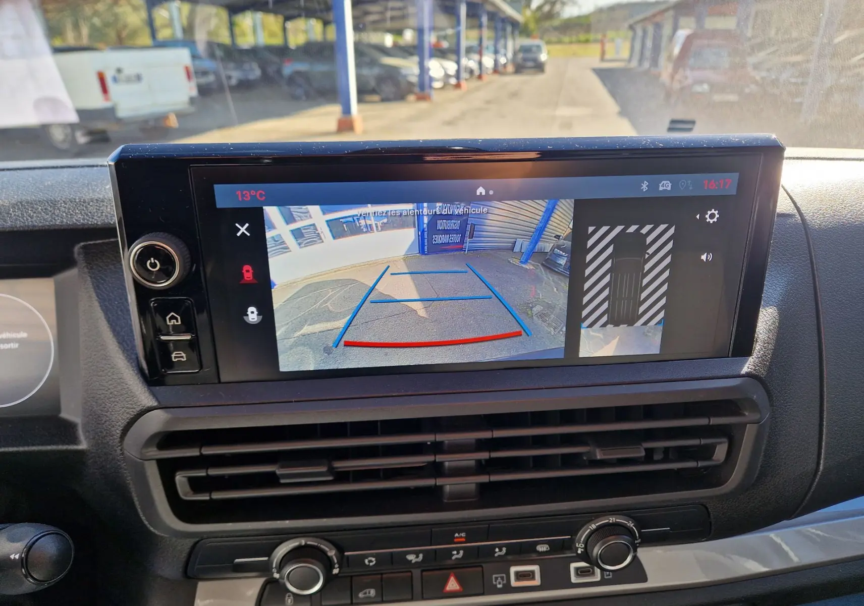 Écran central montrant la caméra de recul du FIAT Scudo Fourgon blanc, vue intérieure du tableau de bord.