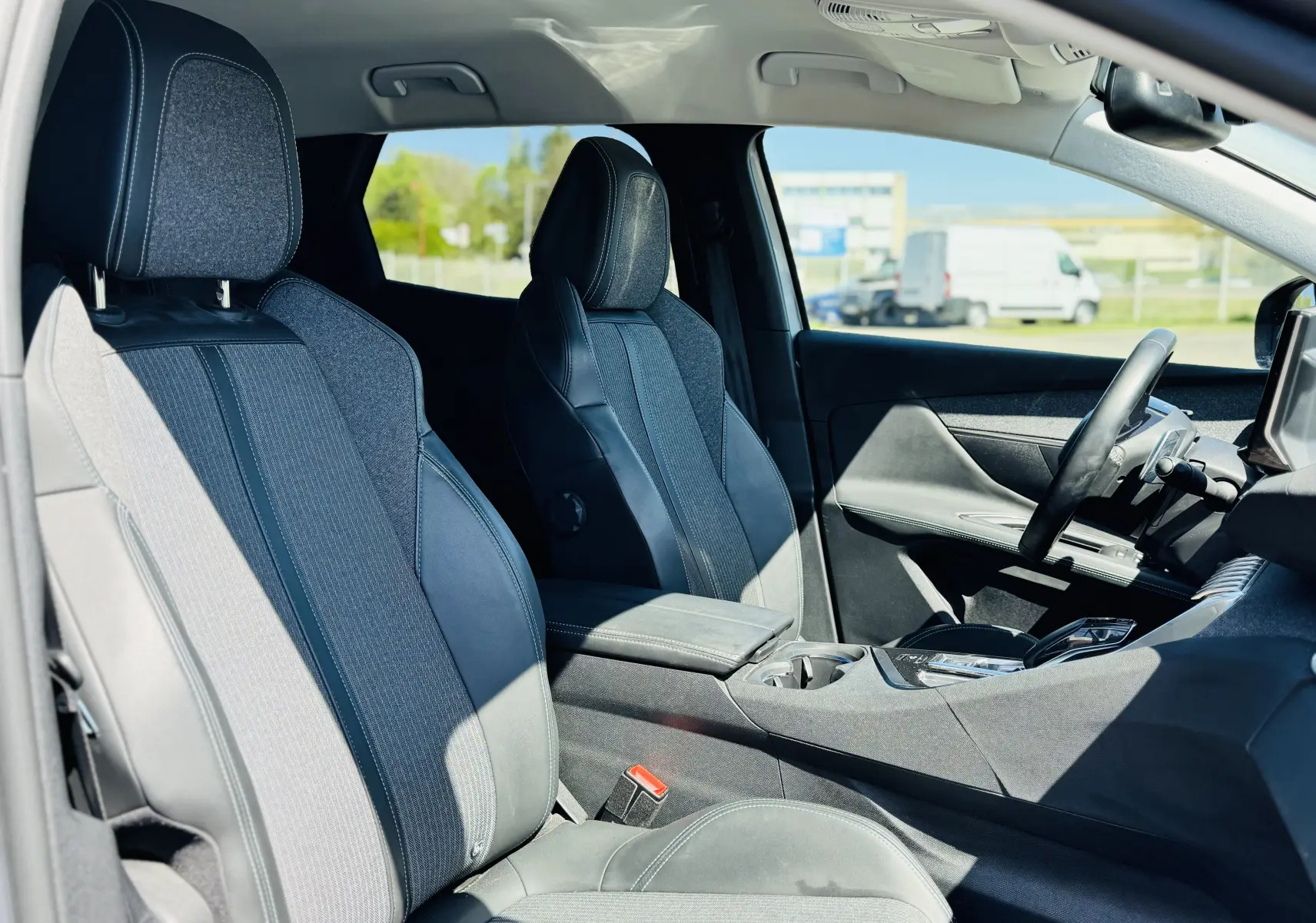 Intérieur du Peugeot 3008 gris Artens, vue côté conducteur, sièges en tissu et cuir TEP avec console centrale visible.