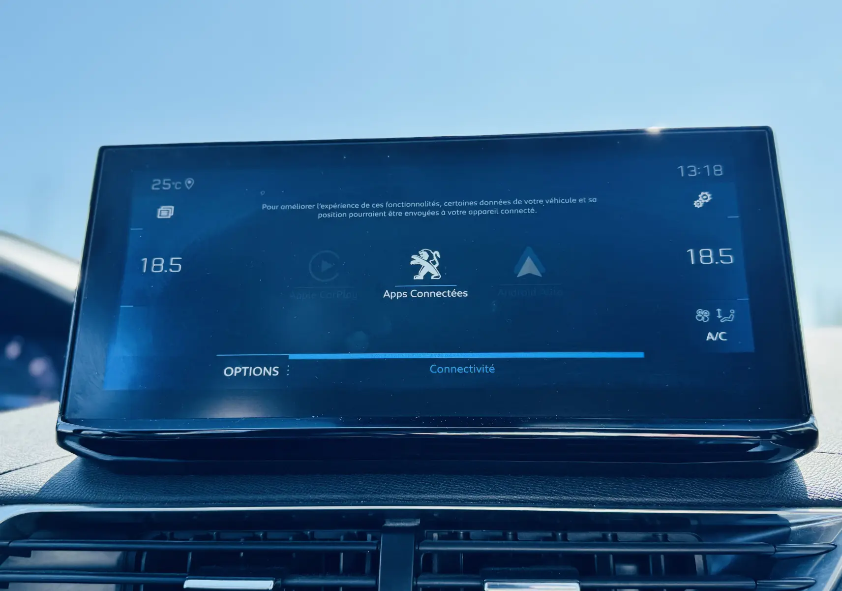 Écran tactile central du Peugeot 3008 gris Artens affichant les options de connectivité et la climatisation à 18,5°C.