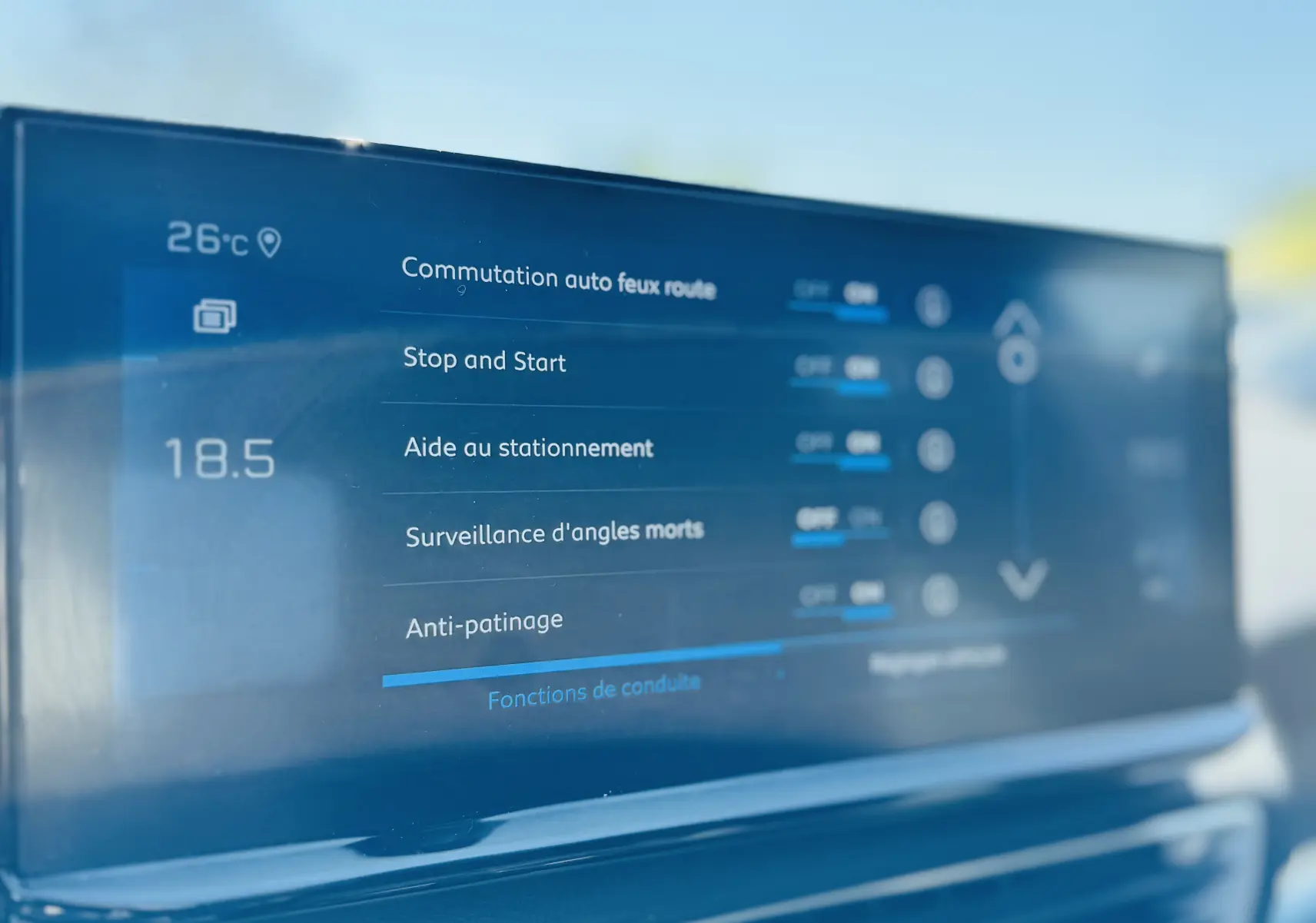 Écran tactile intérieur du Peugeot 3008 gris Artens montrant les réglages d’aides à la conduite et climatisation.