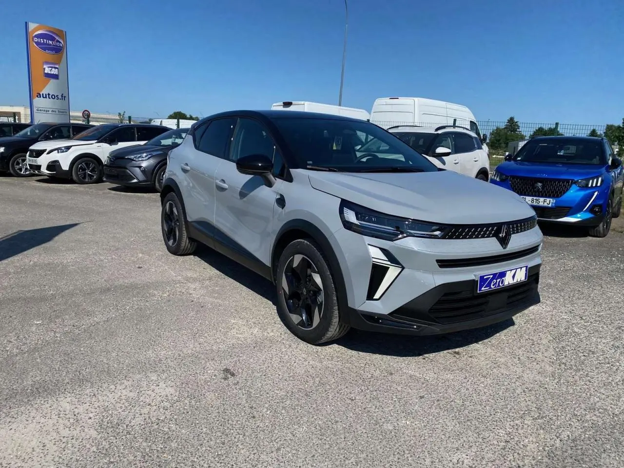 Renault Captur 2025 gris Rafale avec toit noir, vue 3/4 avant, jantes noires et calandre moderne.