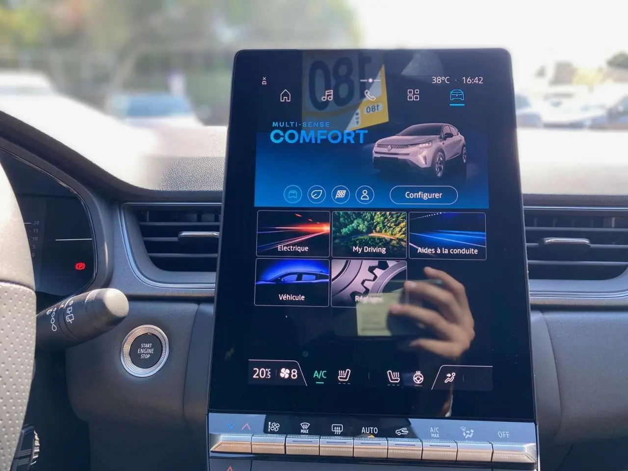 Écran tactile central du tableau de bord du Renault Captur gris Rafale, affichant le mode confort Multi-Sense.